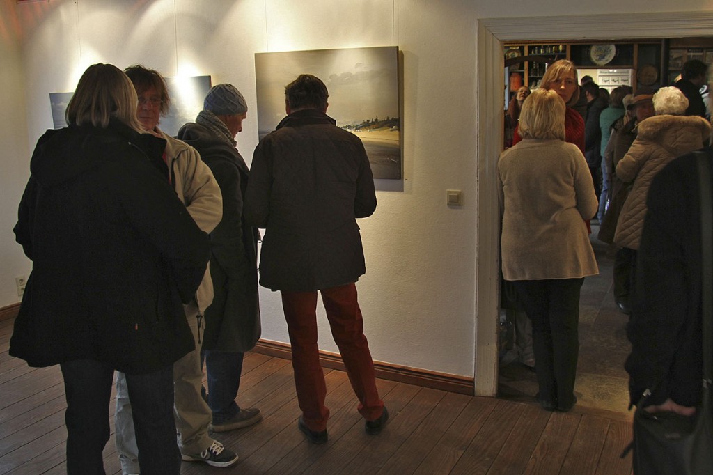 Wolfgang Claussen: Ausstellungsbesucher vor einem Bild von Ulf Petermann
